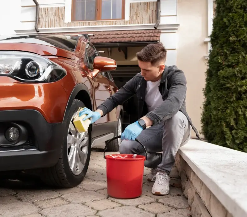 Lavage auto à domicile Gergy : professionnel intervenant sur un véhicule